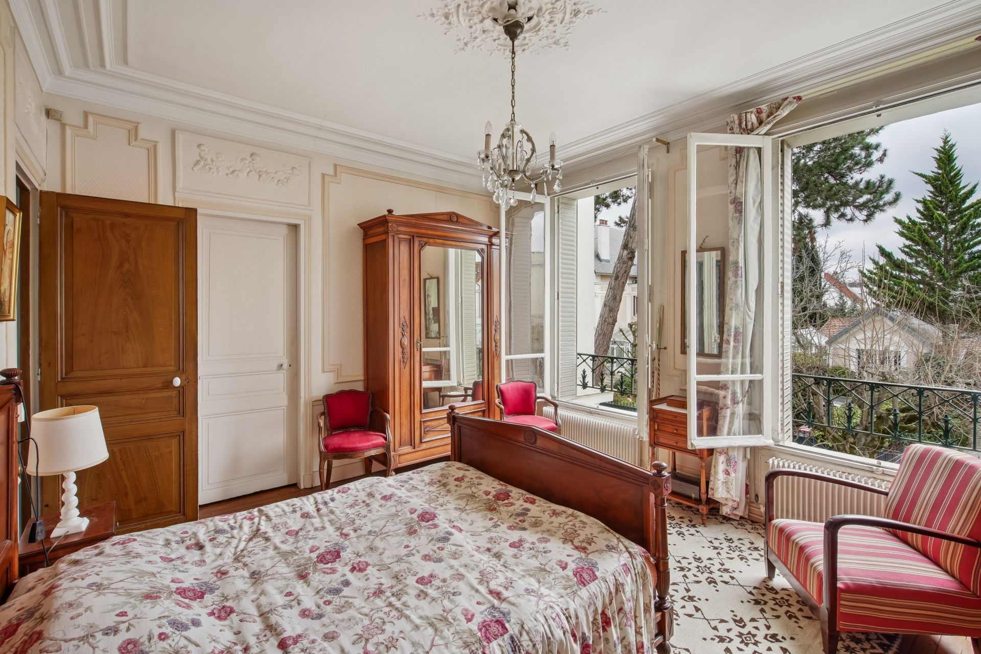 luxury house 10 Rooms for sale on ASNIERES SUR SEINE (92600)