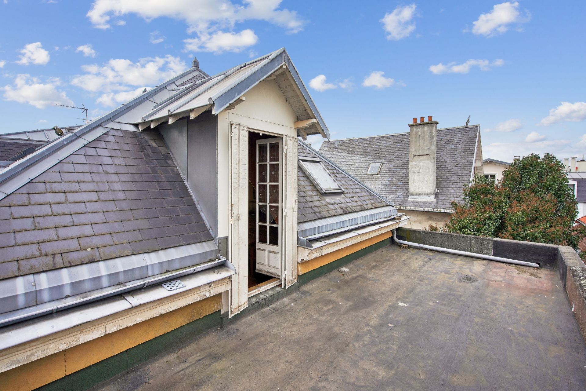 luxury house 10 Rooms for sale on ASNIERES SUR SEINE (92600)