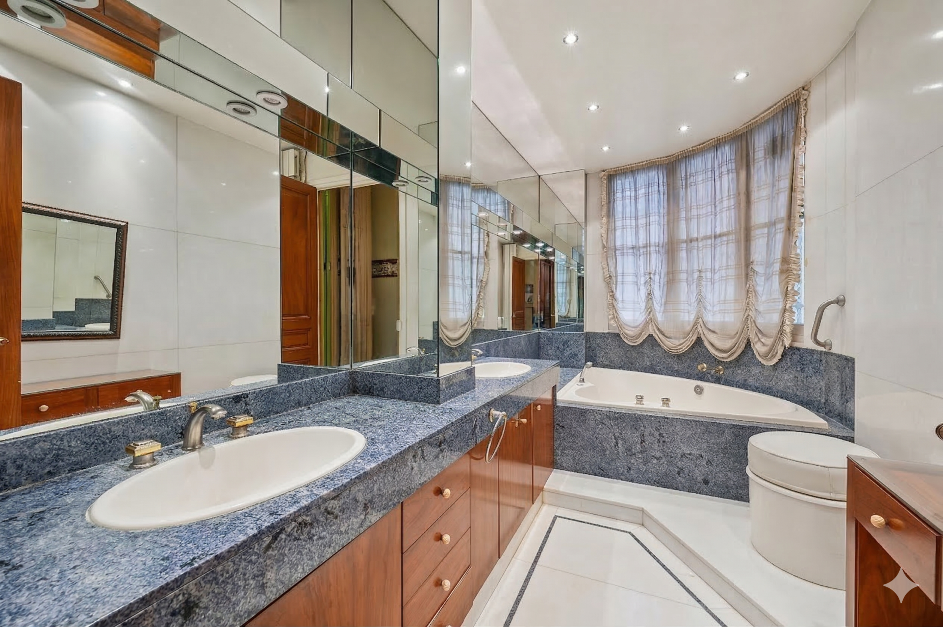 luxury apartment 5 Rooms for sale on PARIS (75016)