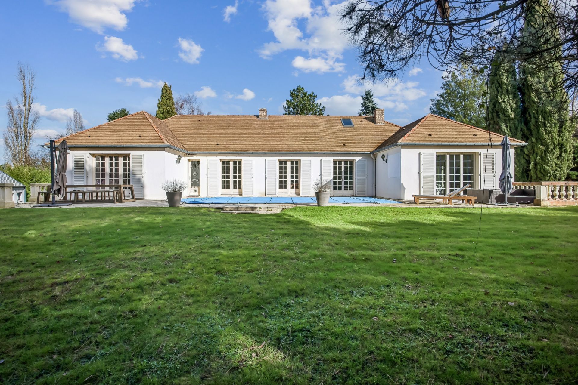 luxury house 8 Rooms for sale on LES MESNULS (78490)