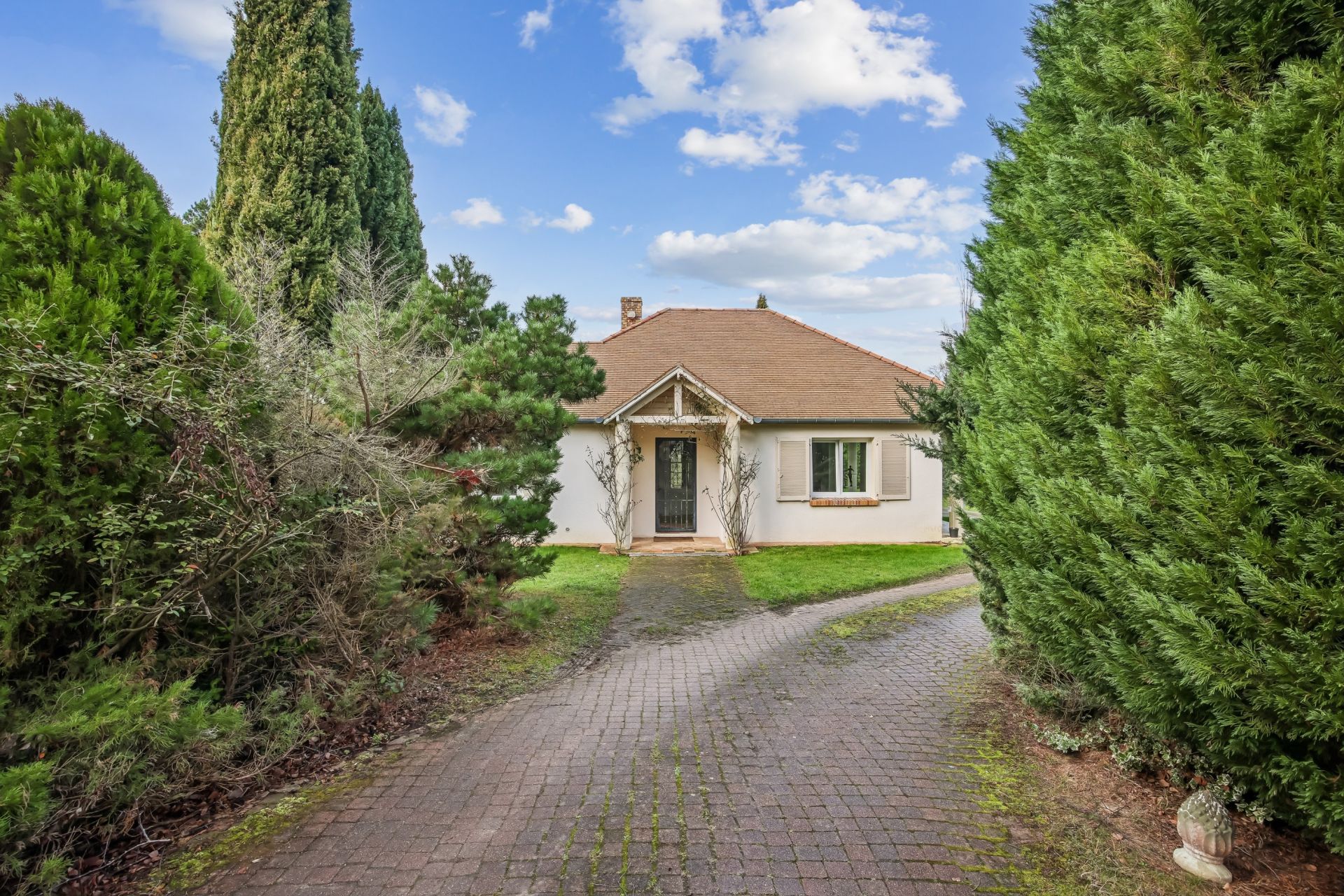 luxury house 8 Rooms for sale on LES MESNULS (78490)