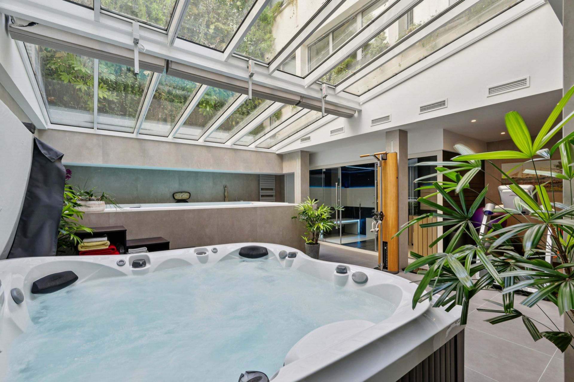 luxury house 11 Rooms for sale on PARIS (75020)