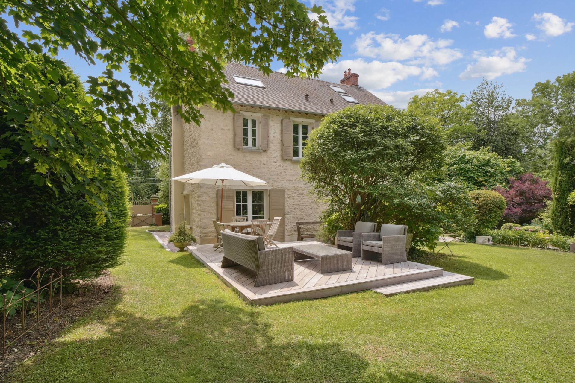 luxury house 8 Rooms for sale on VILLETTE (78930)