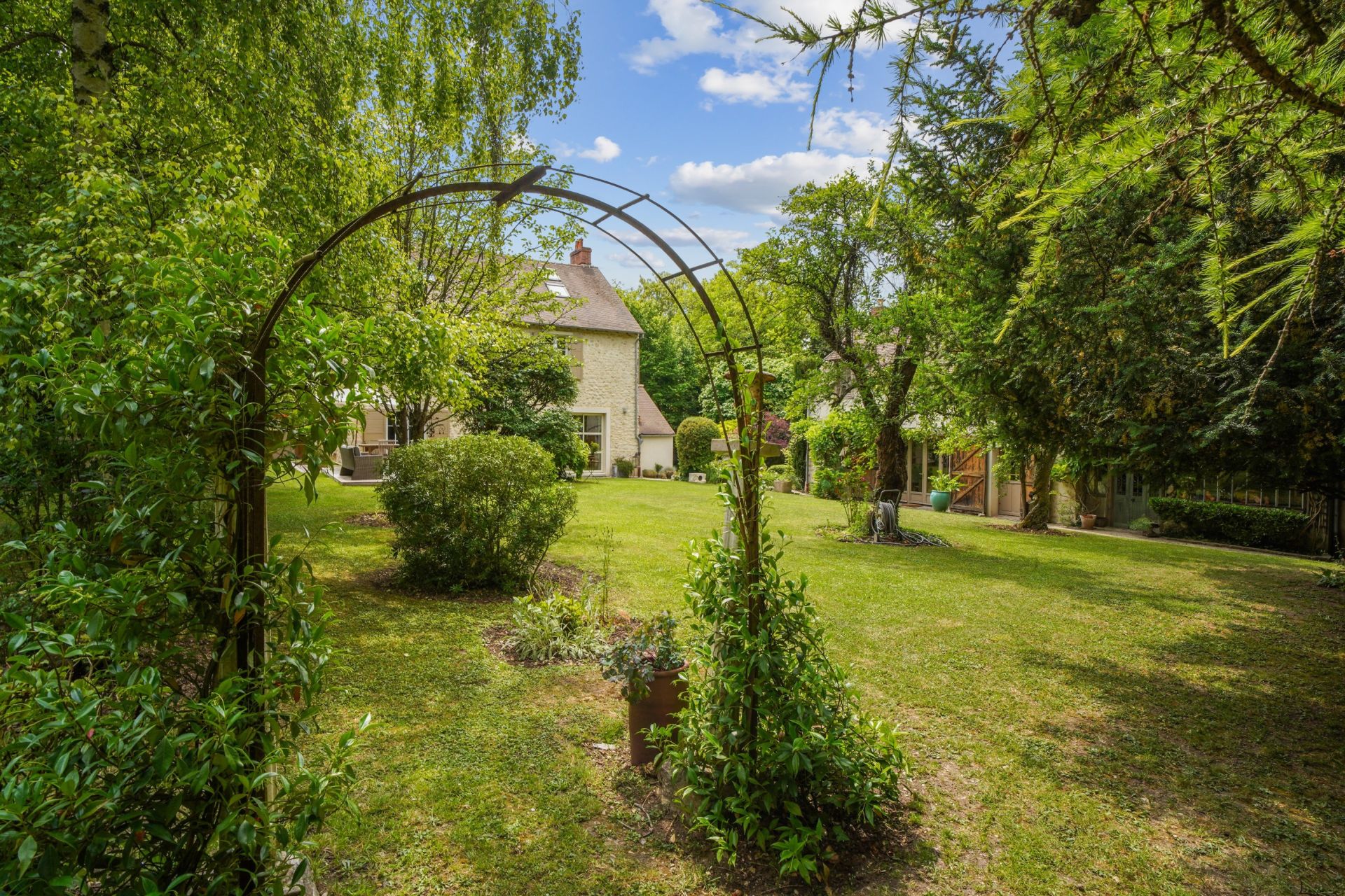 luxury house 8 Rooms for sale on VILLETTE (78930)