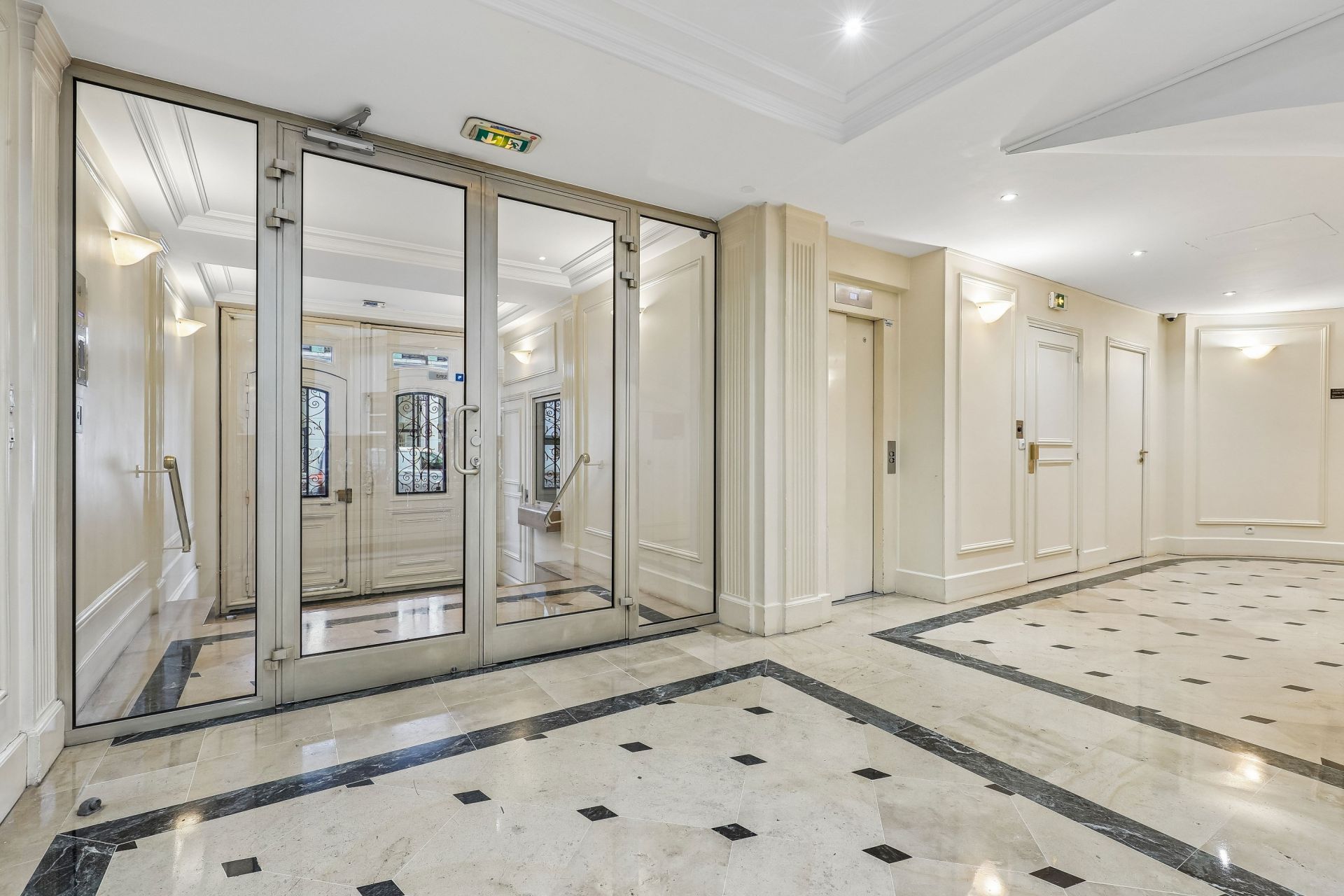 luxury apartment 4 Rooms for sale on PARIS (75017)