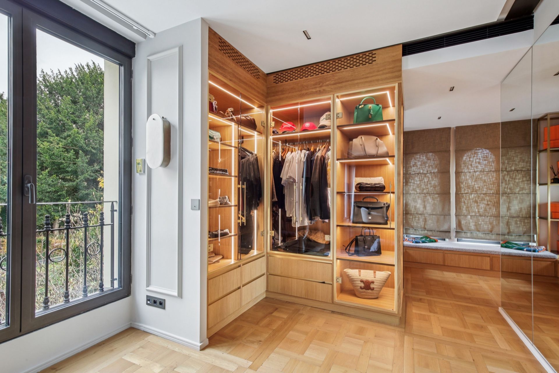 mansion (hôtel particulier) 12 Rooms for sale on PARIS (75116)