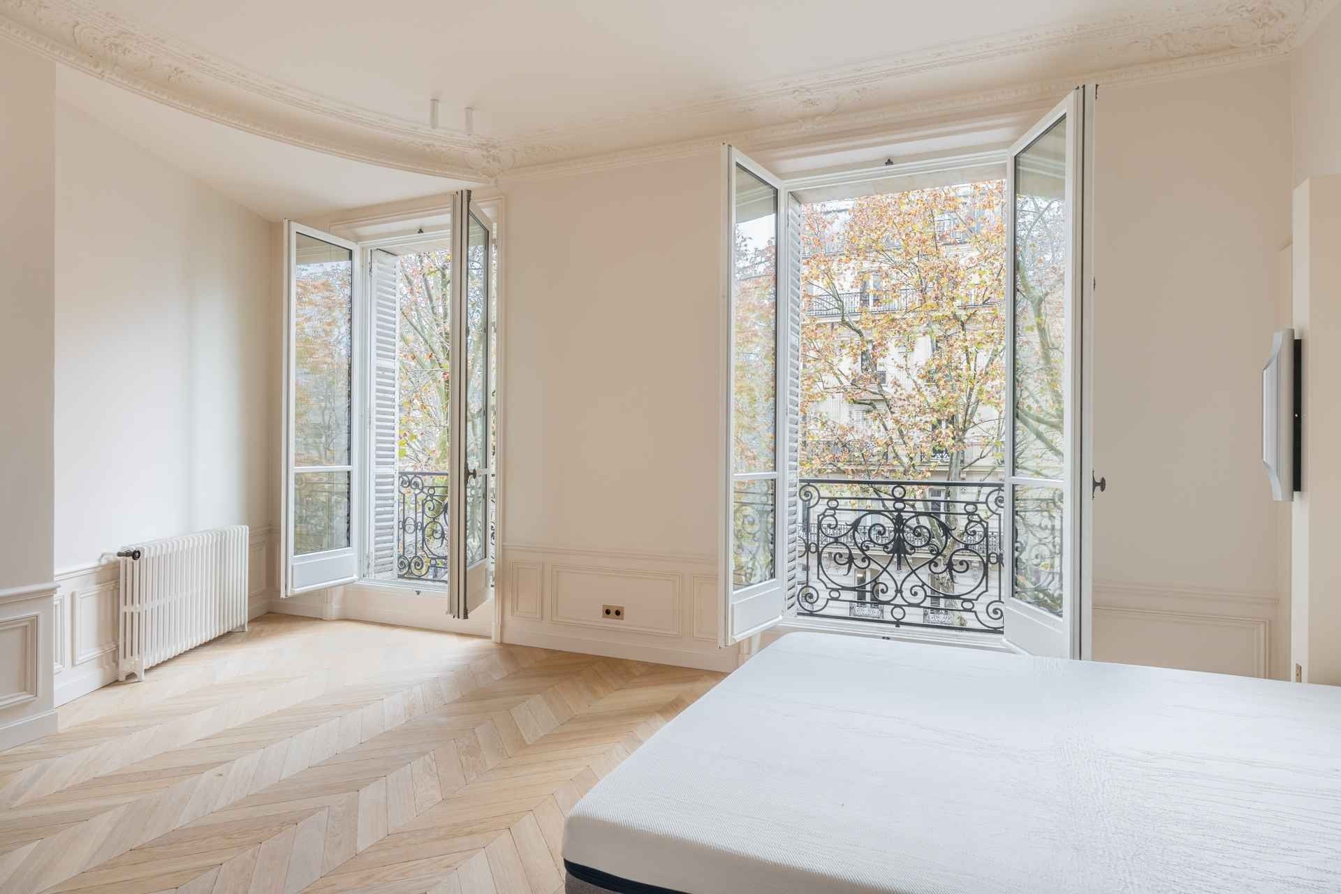 luxury apartment 5 Rooms for sale on PARIS (75007)