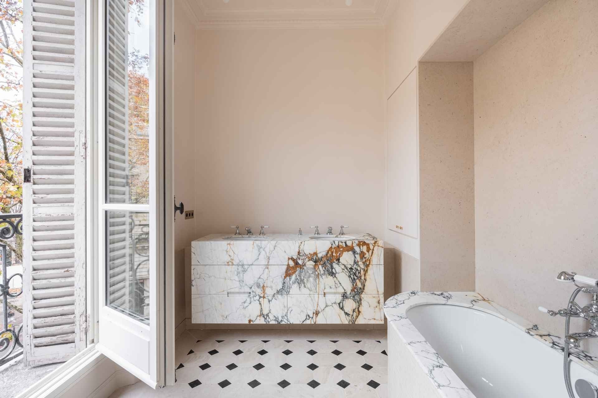 luxury apartment 5 Rooms for sale on PARIS (75007)