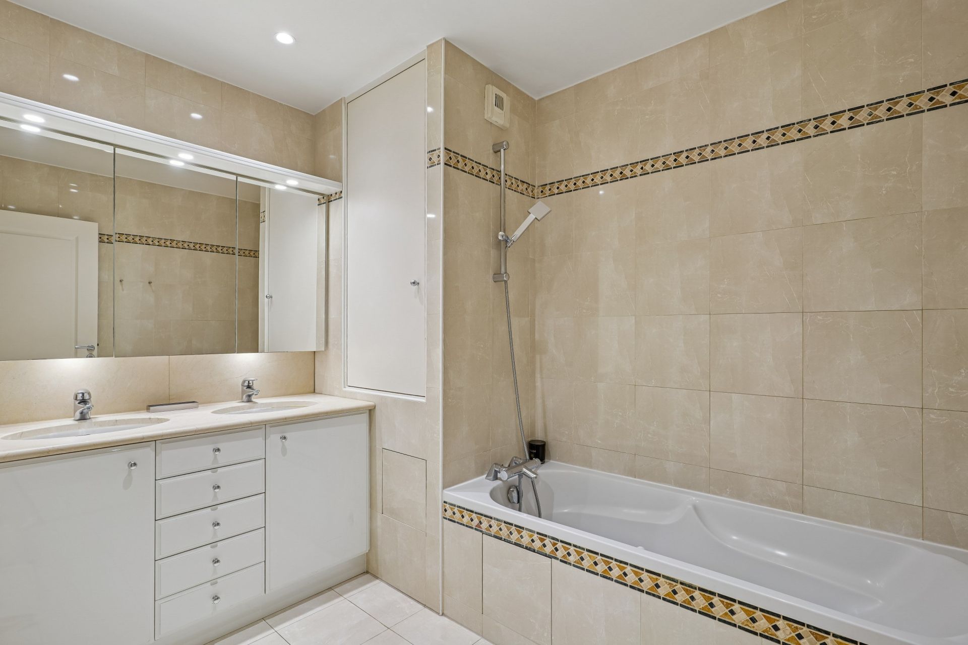 luxury apartment 5 Rooms for sale on NEUILLY SUR SEINE (92200)