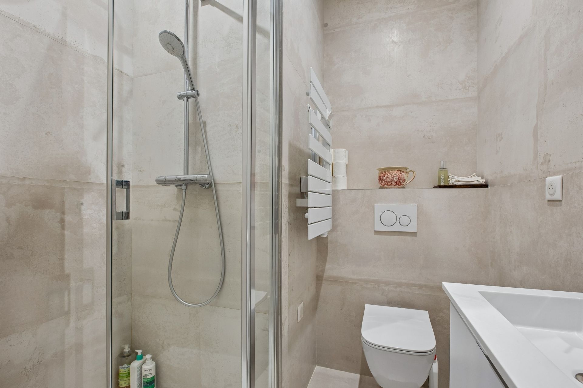luxury apartment 4 Rooms for sale on PARIS (75116)