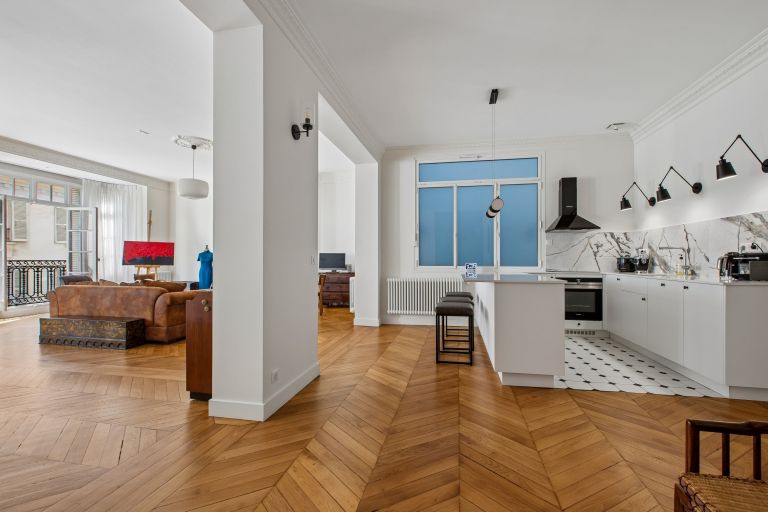 luxury apartment 4 Rooms for sale on PARIS (75116)