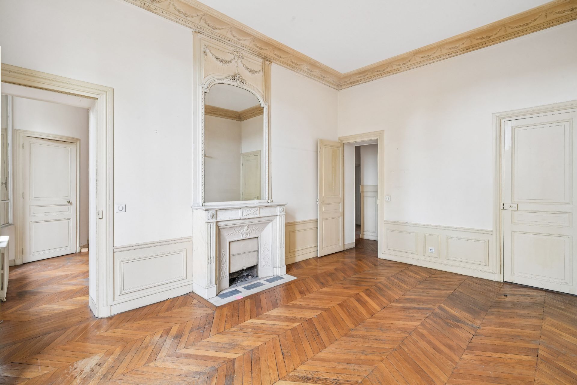 luxury apartment 9 Rooms for sale on PARIS (75116)