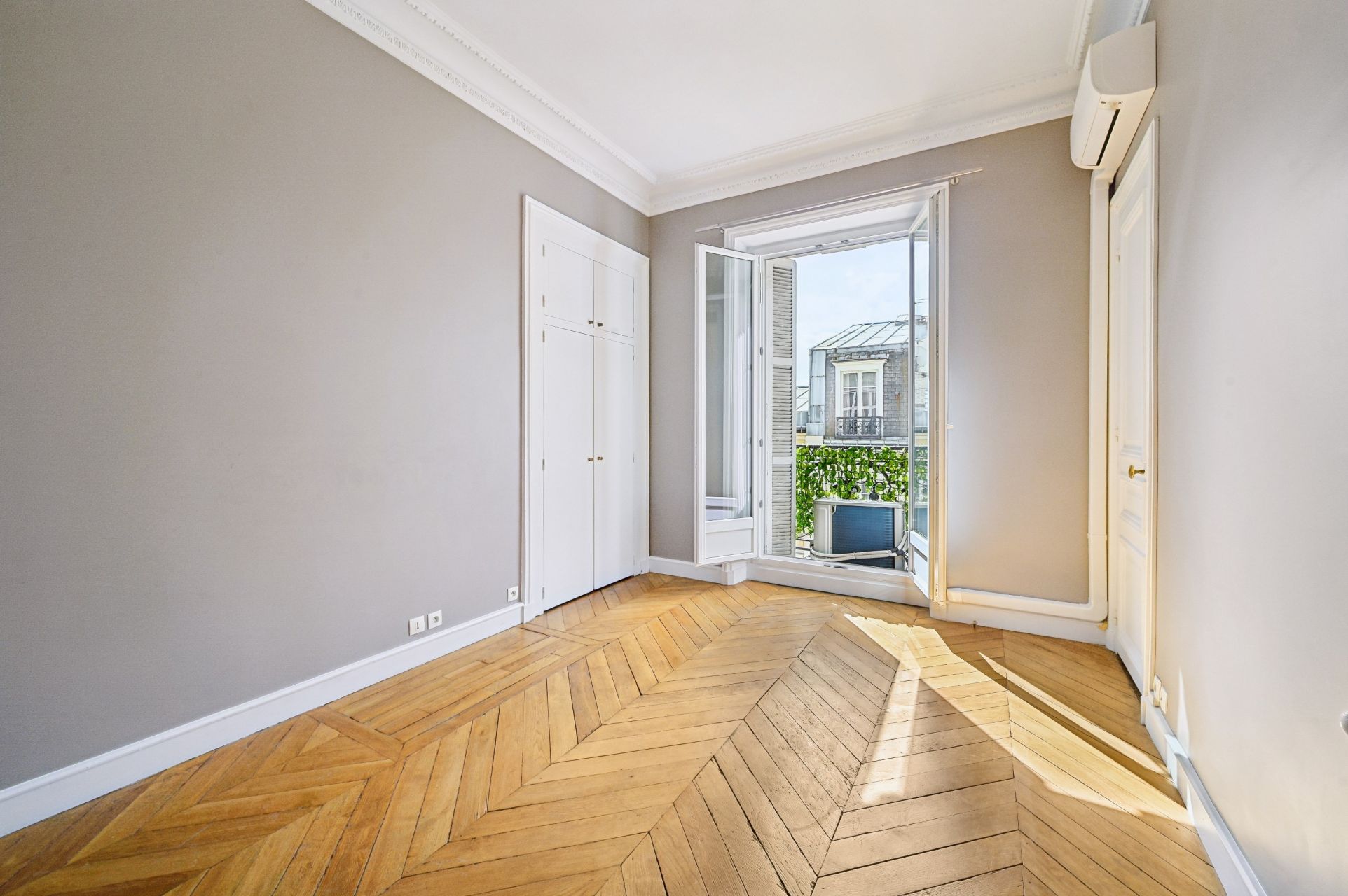 luxury apartment 7 Rooms for sale on PARIS (75016)
