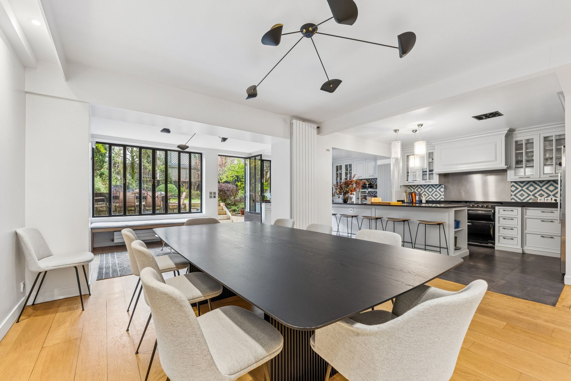 mansion (hôtel particulier) 8 Rooms for sale on PARIS (75116)