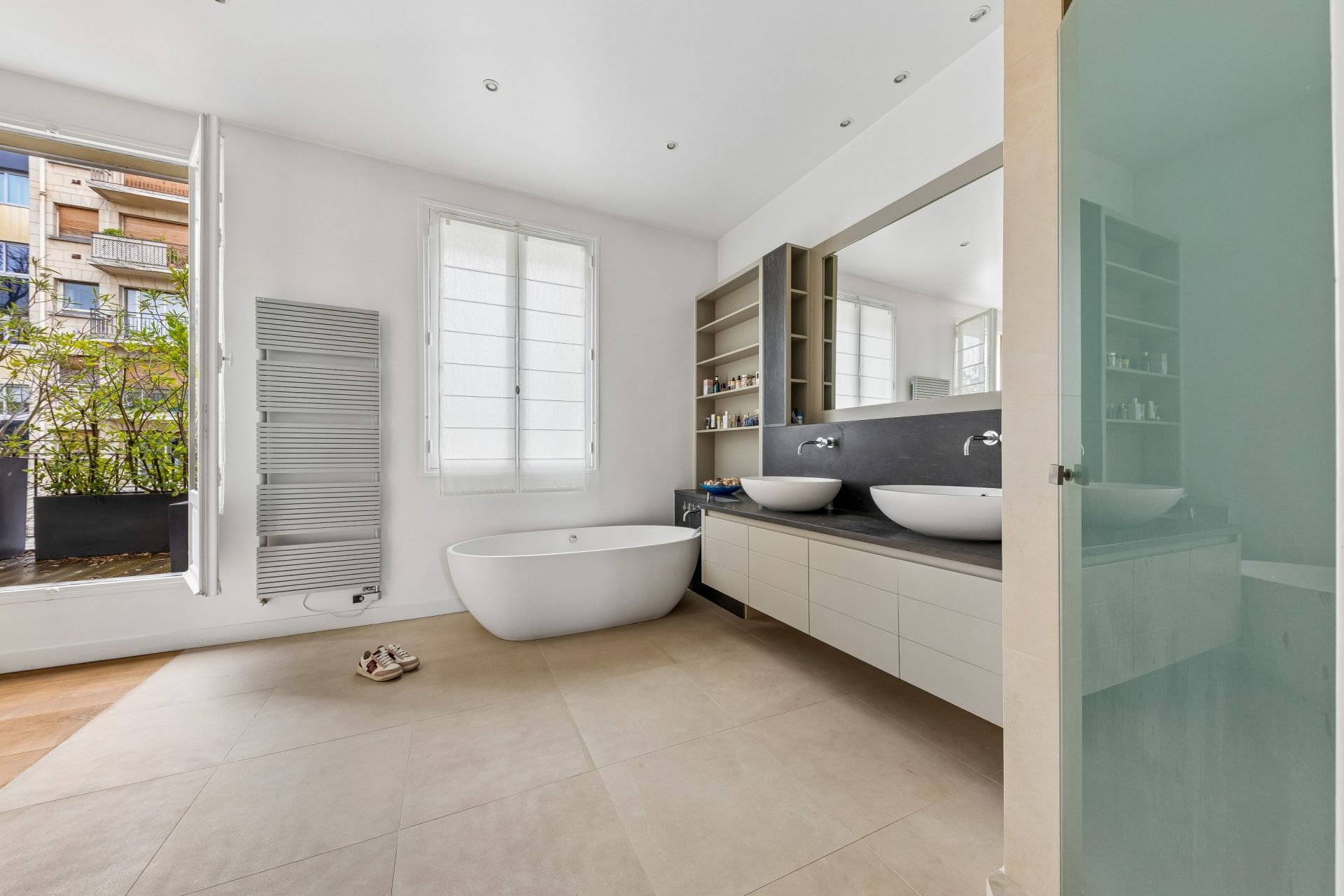 mansion (hôtel particulier) 8 Rooms for sale on PARIS (75116)