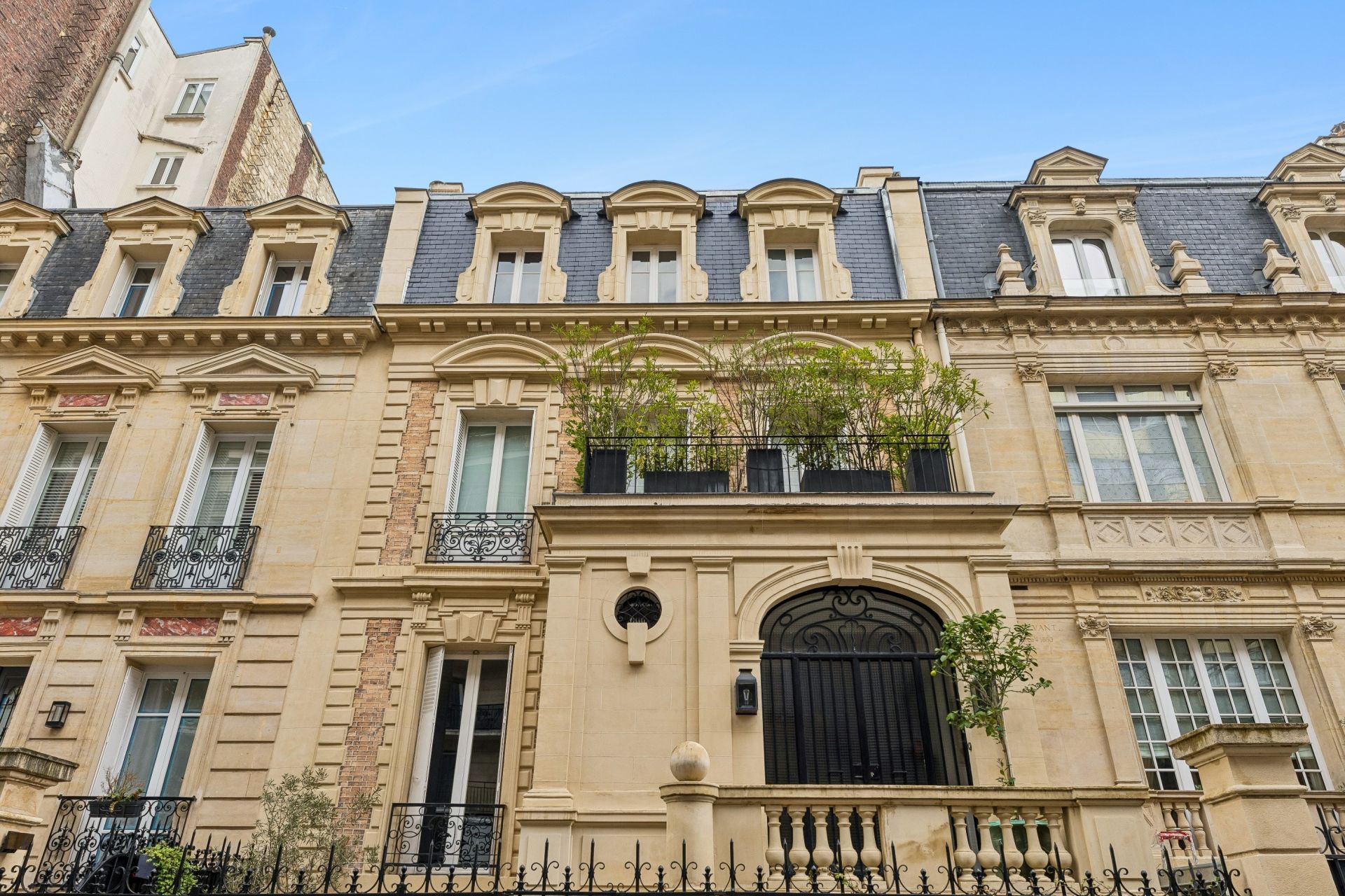 mansion (hôtel particulier) 8 Rooms for sale on PARIS (75116)
