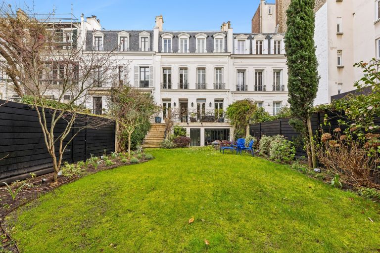 mansion (hôtel particulier) 8 Rooms for sale on PARIS (75116)