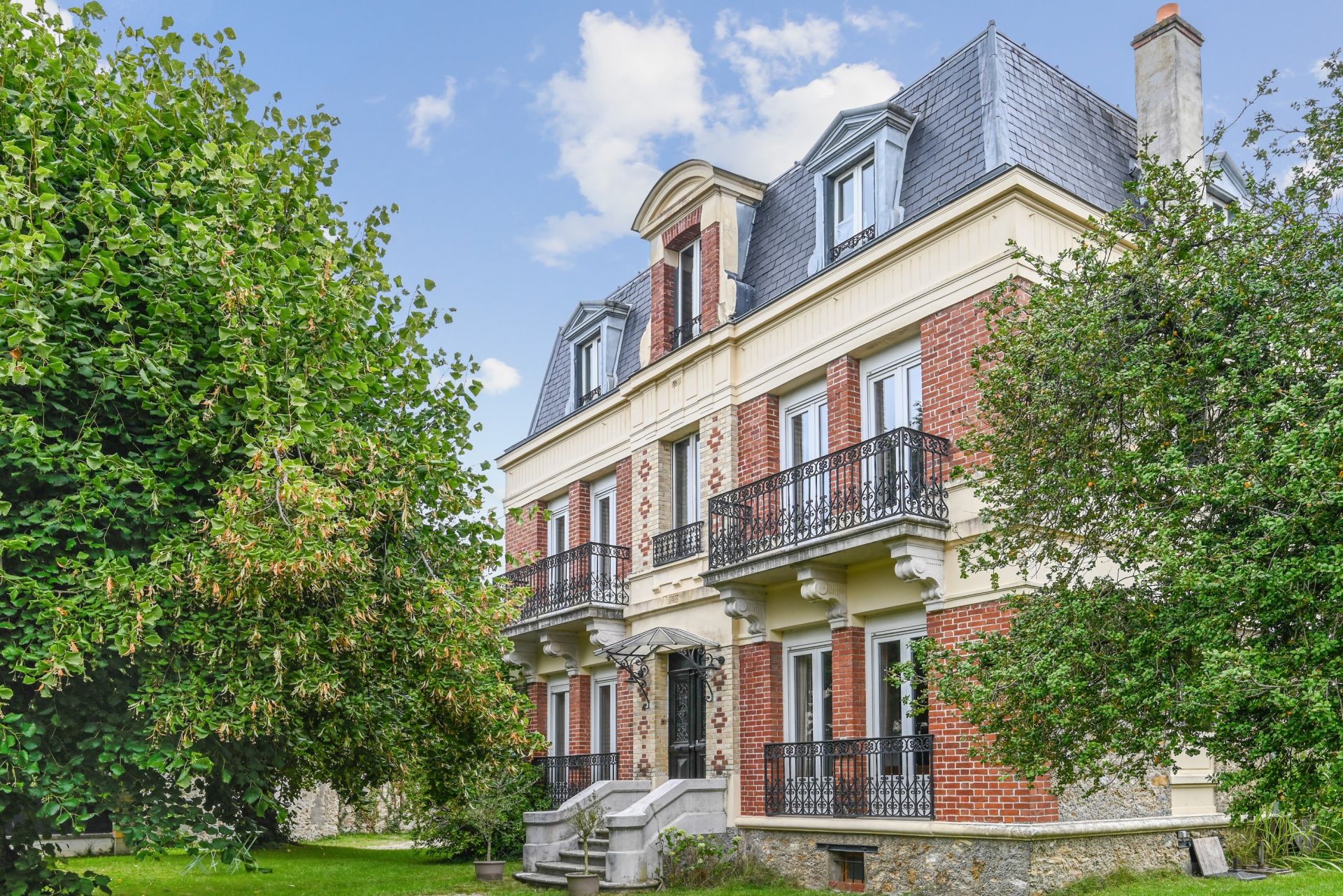 mansion 9 Rooms for sale on SONCHAMP (78120)