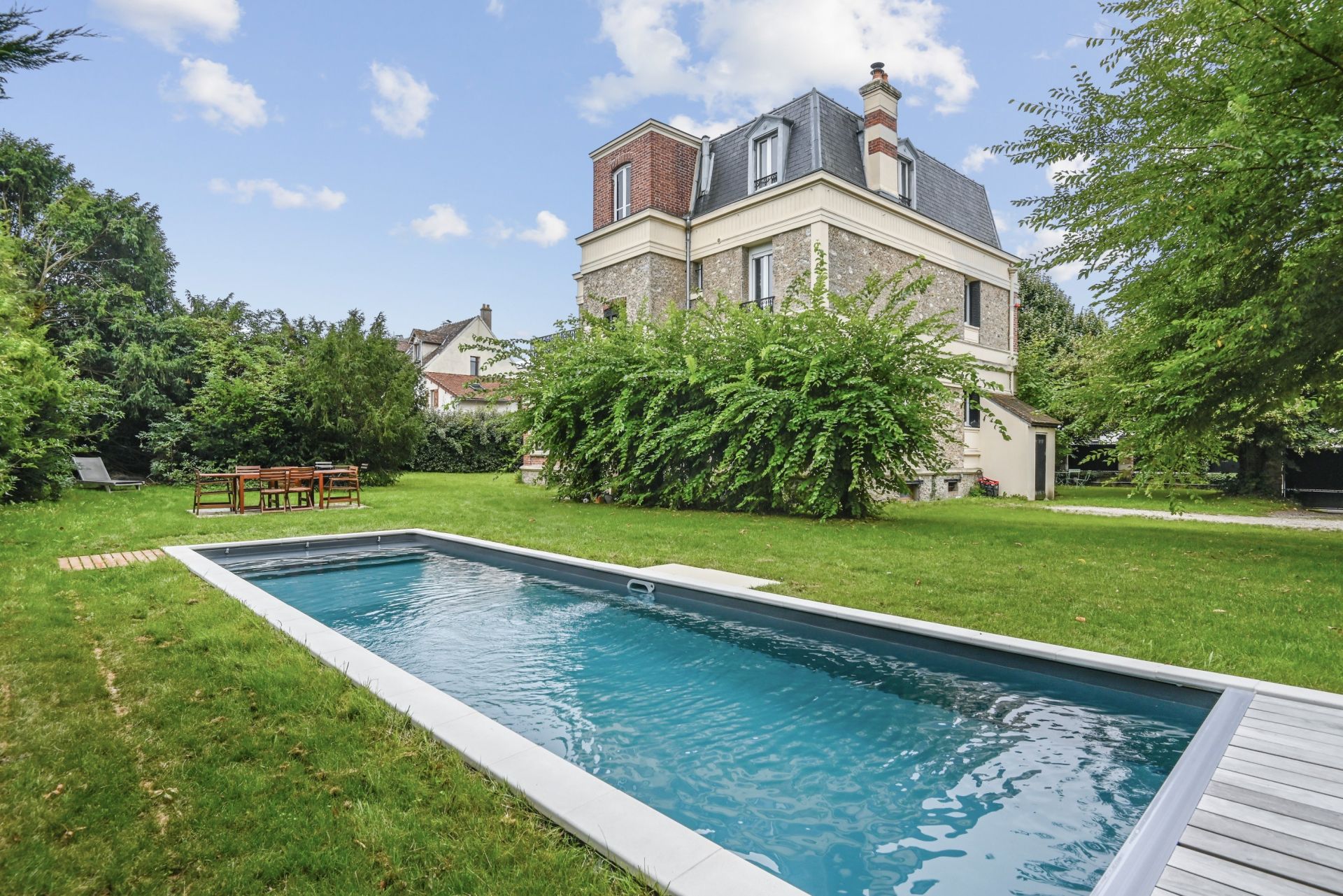 mansion 9 Rooms for sale on SONCHAMP (78120)