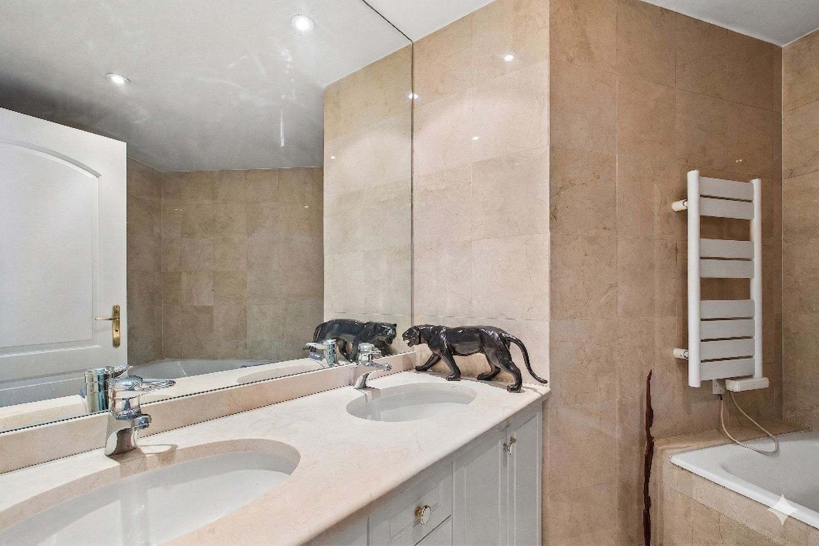 luxury apartment 4 Rooms for sale on PARIS (75016)