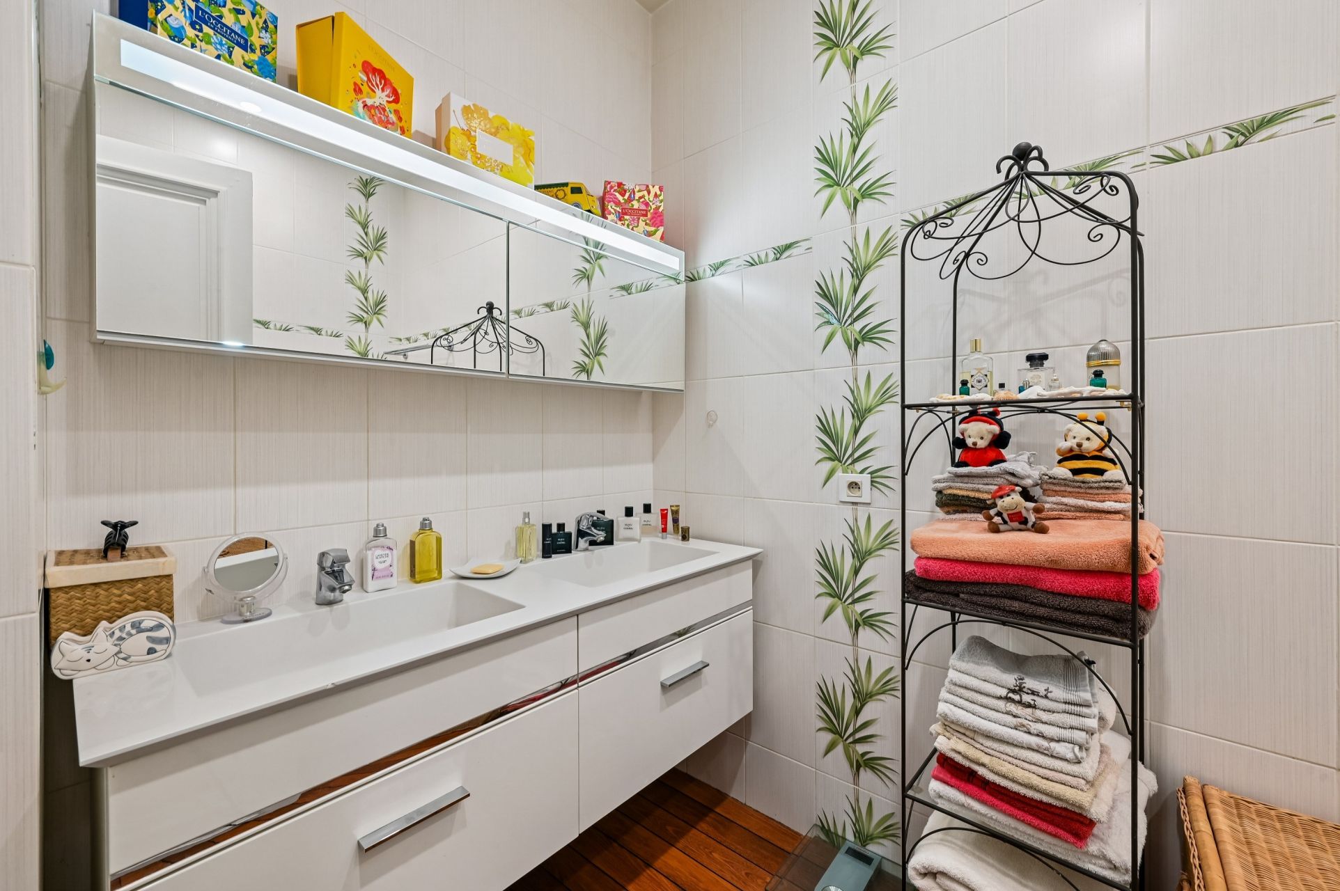 luxury apartment 5 Rooms for sale on PARIS (75016)