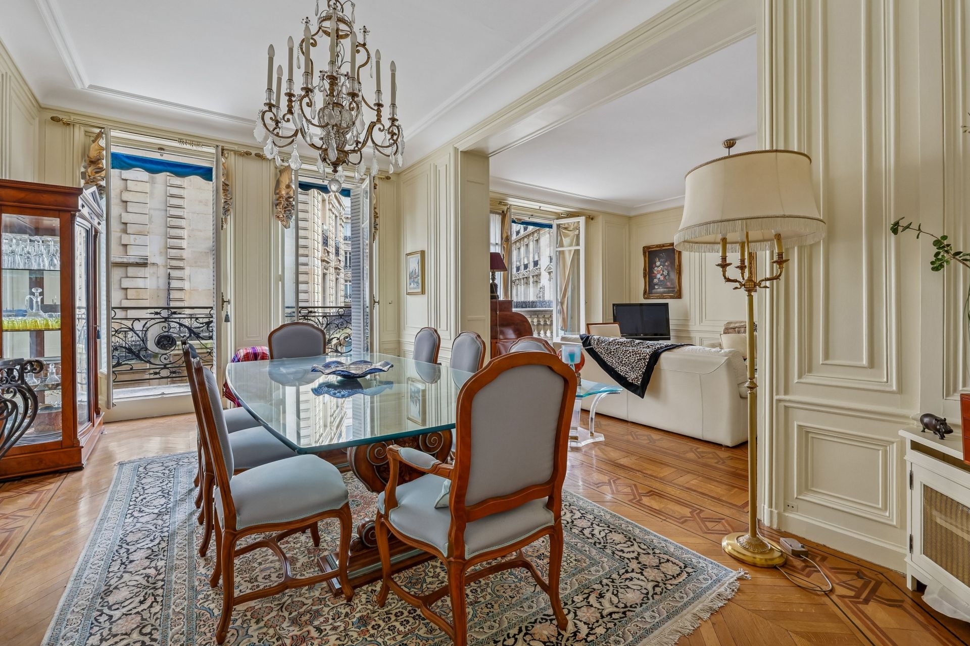 luxury apartment 4 Rooms for sale on PARIS (75116)