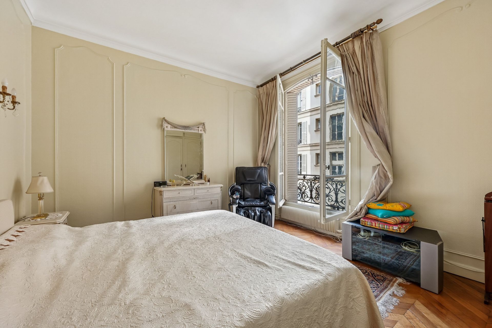 luxury apartment 4 Rooms for sale on PARIS (75116)