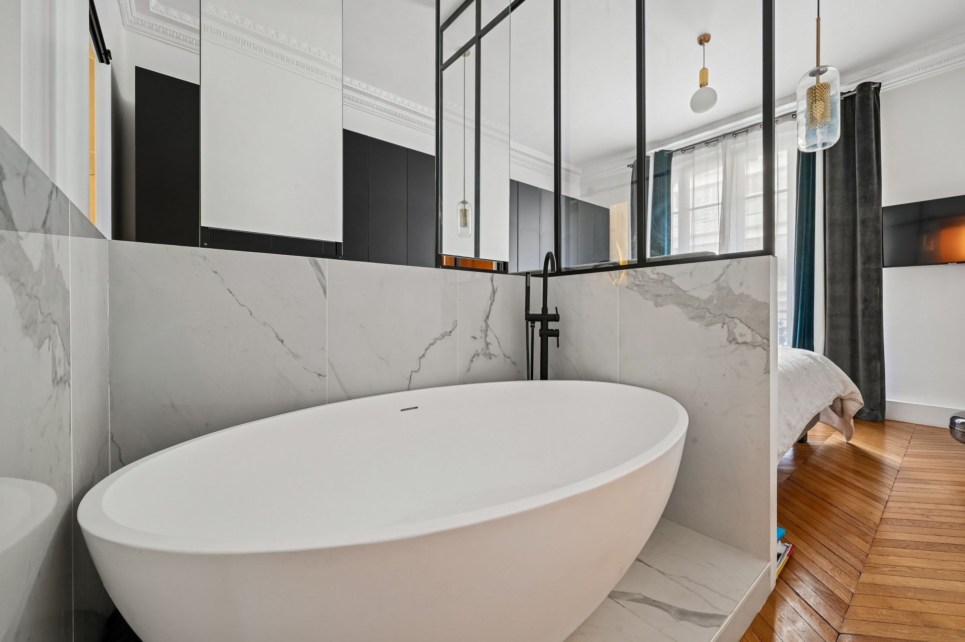 luxury apartment 4 Rooms for sale on PARIS (75116)