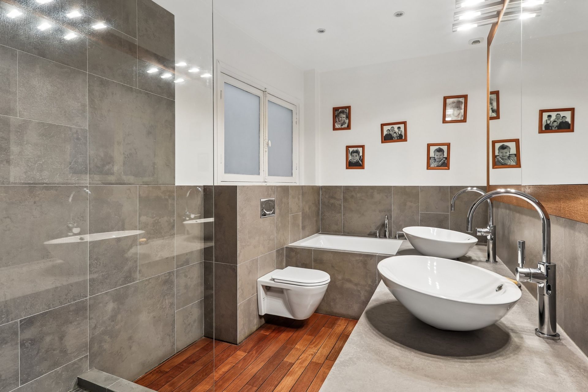 luxury apartment 7 Rooms for sale on PARIS (75116)