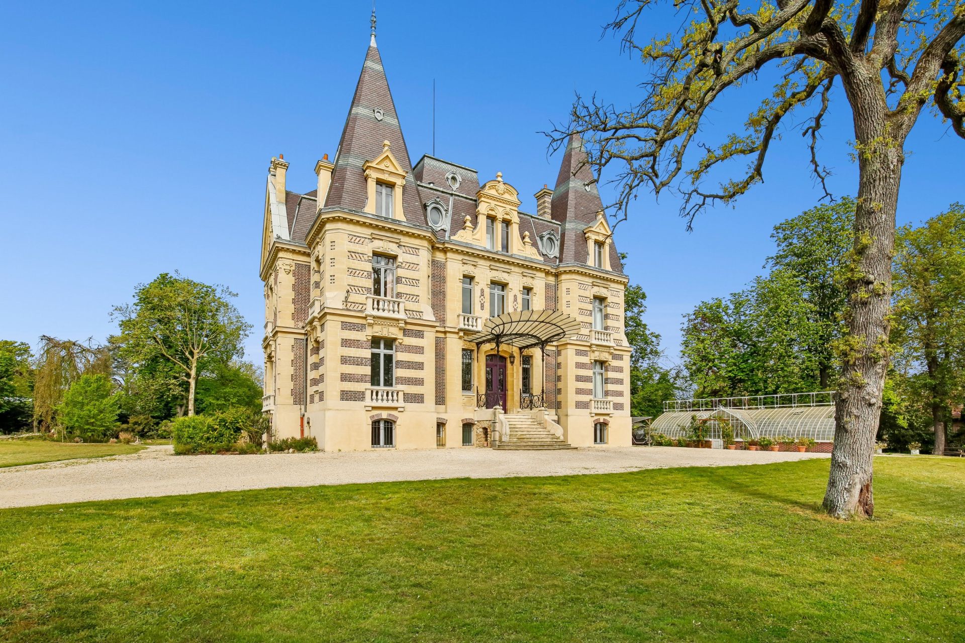 castle 18 Rooms for sale on LE VESINET (78110)