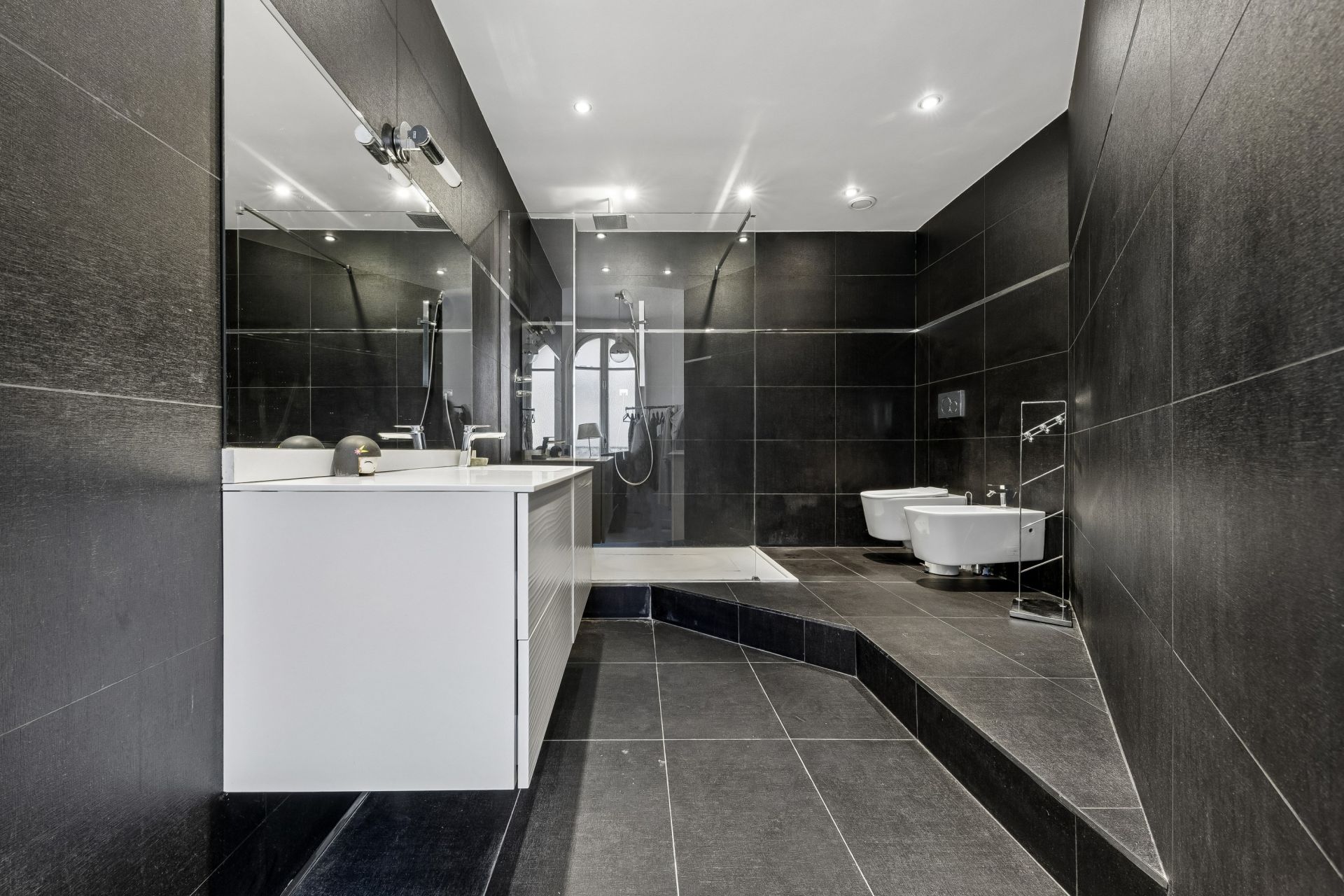 luxury apartment 7 Rooms for sale on PARIS (75017)