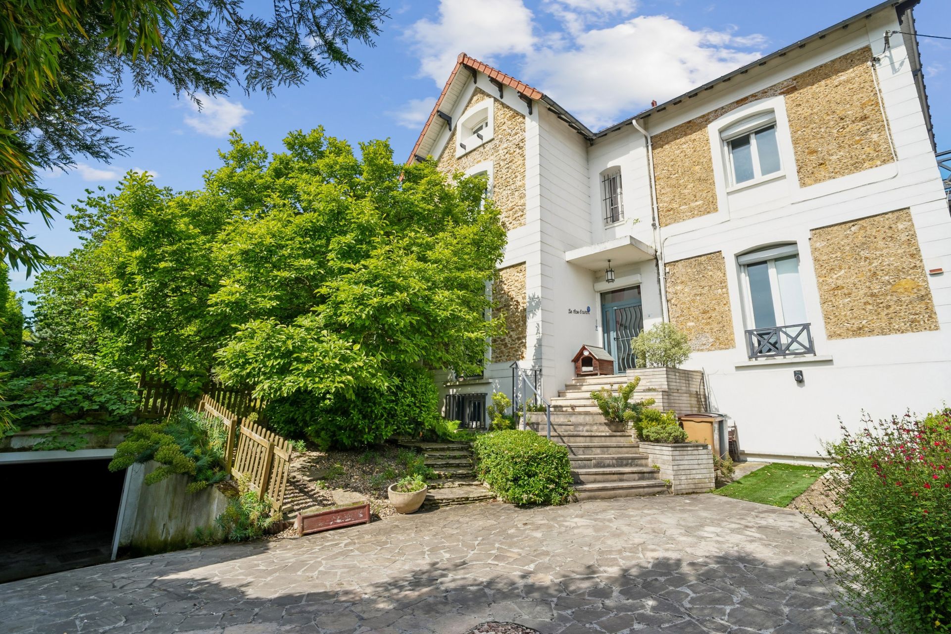 mansion 7 Rooms for sale on NEUILLY PLAISANCE (93360)