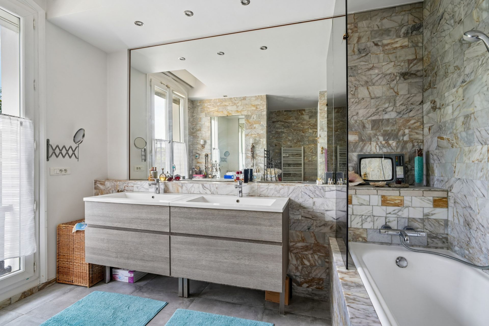 mansion 7 Rooms for sale on NEUILLY PLAISANCE (93360)