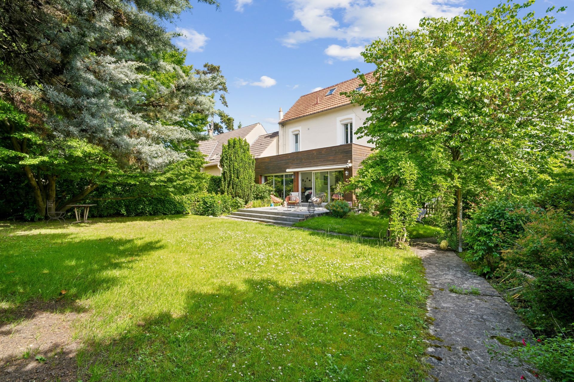 mansion 7 Rooms for sale on NEUILLY PLAISANCE (93360)