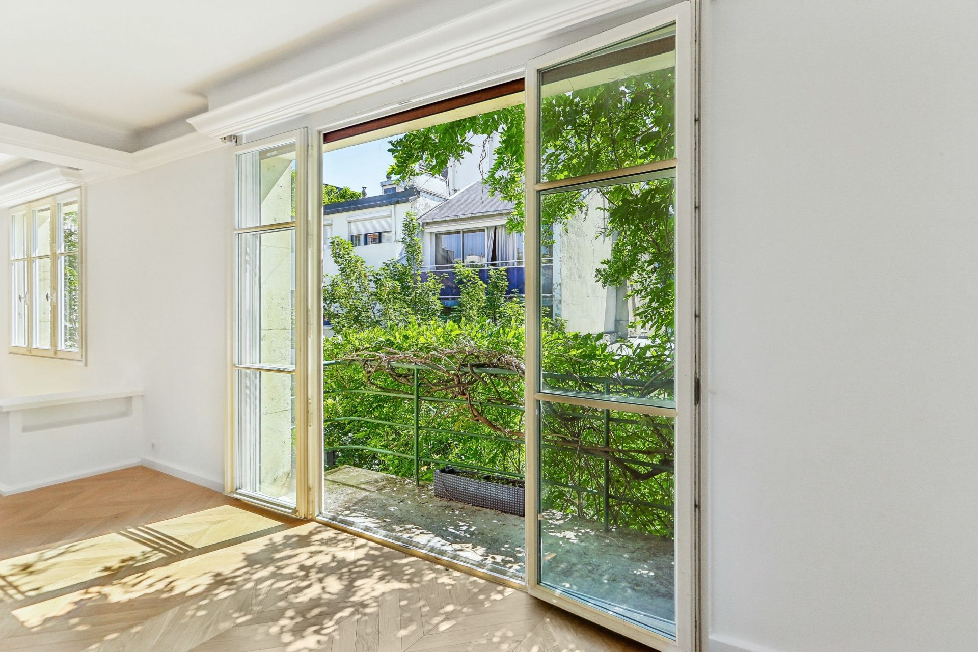 luxury apartment 5 Rooms for sale on PARIS (75016)