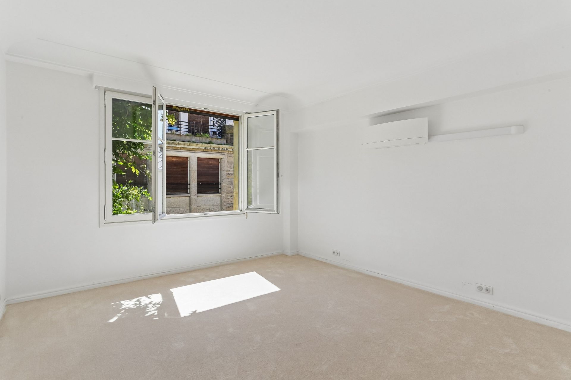 luxury apartment 5 Rooms for sale on PARIS (75016)