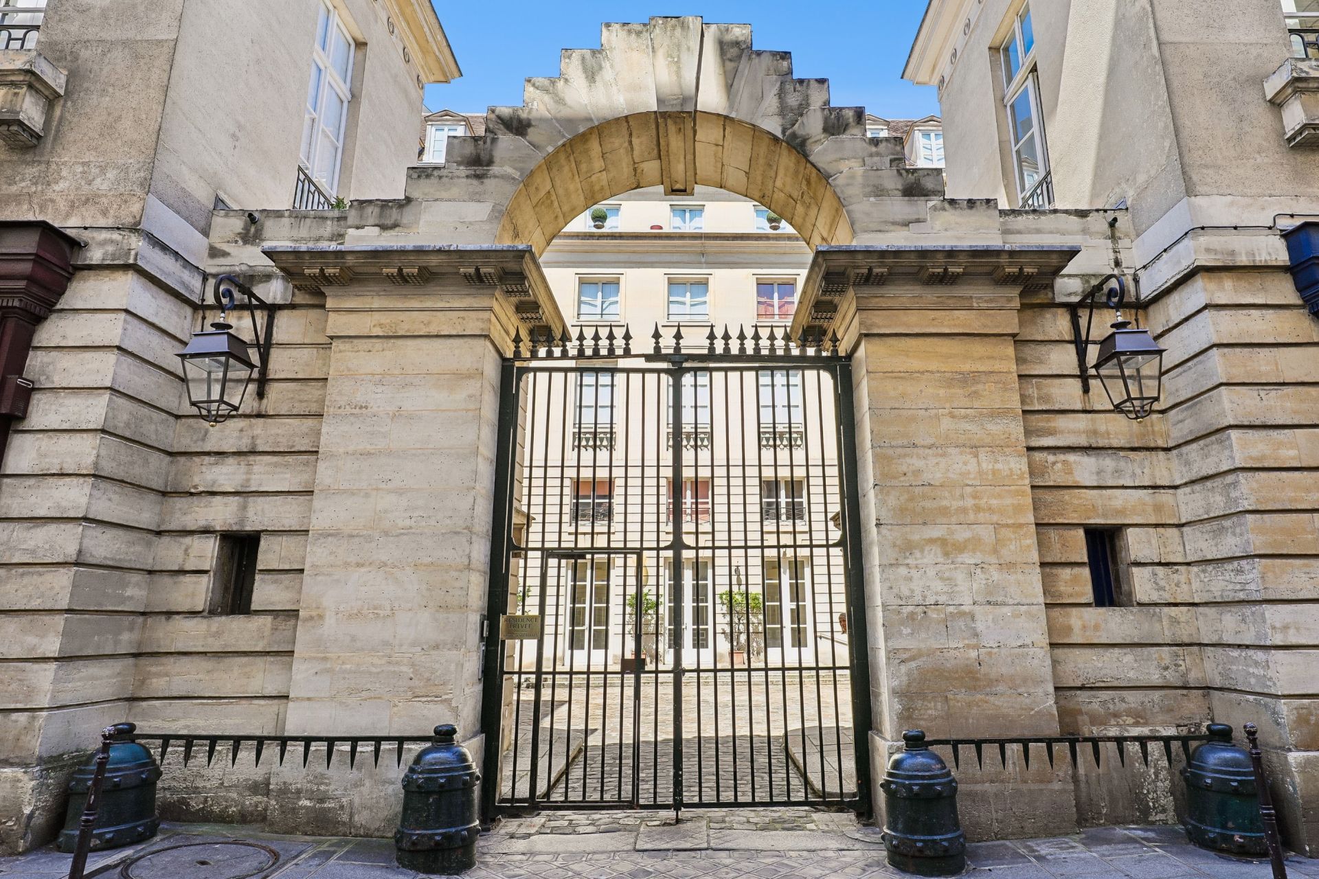 luxury apartment 1 room for sale on PARIS (75003)