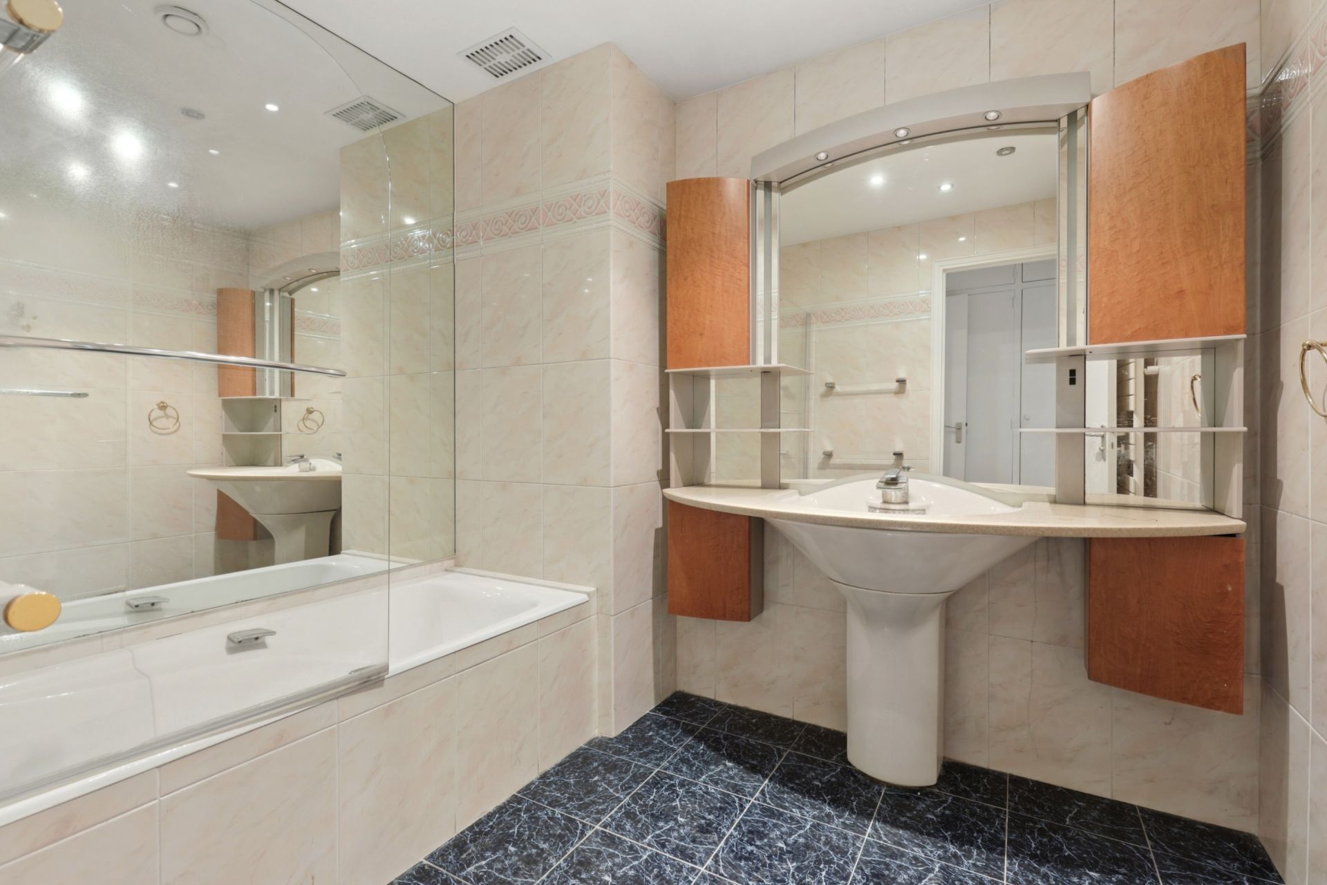 luxury apartment 4 Rooms for sale on PARIS (75016)