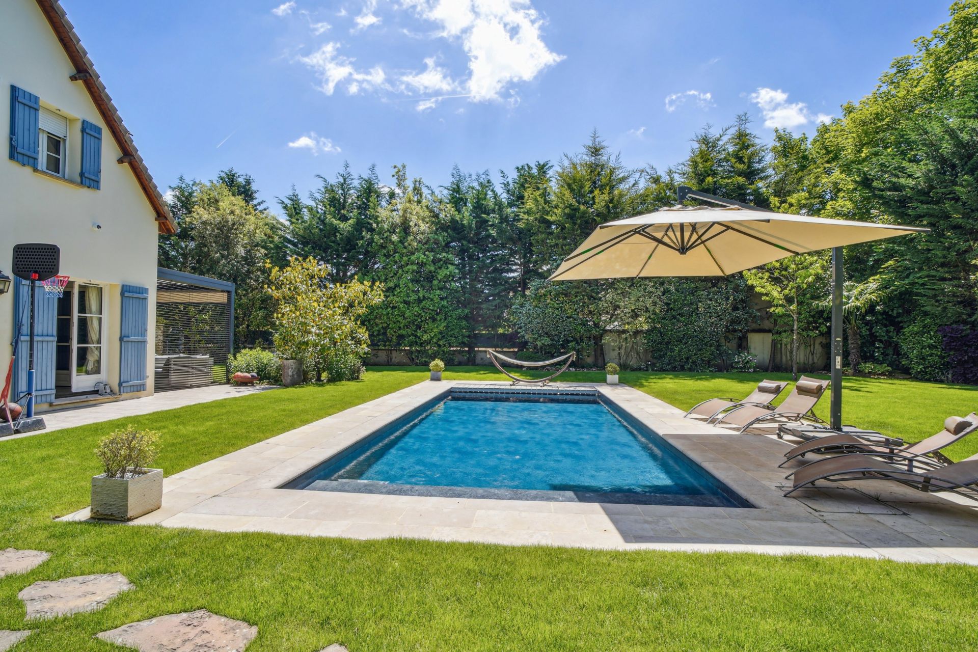 luxury house 6 Rooms for sale on MONTFORT L AMAURY (78490)