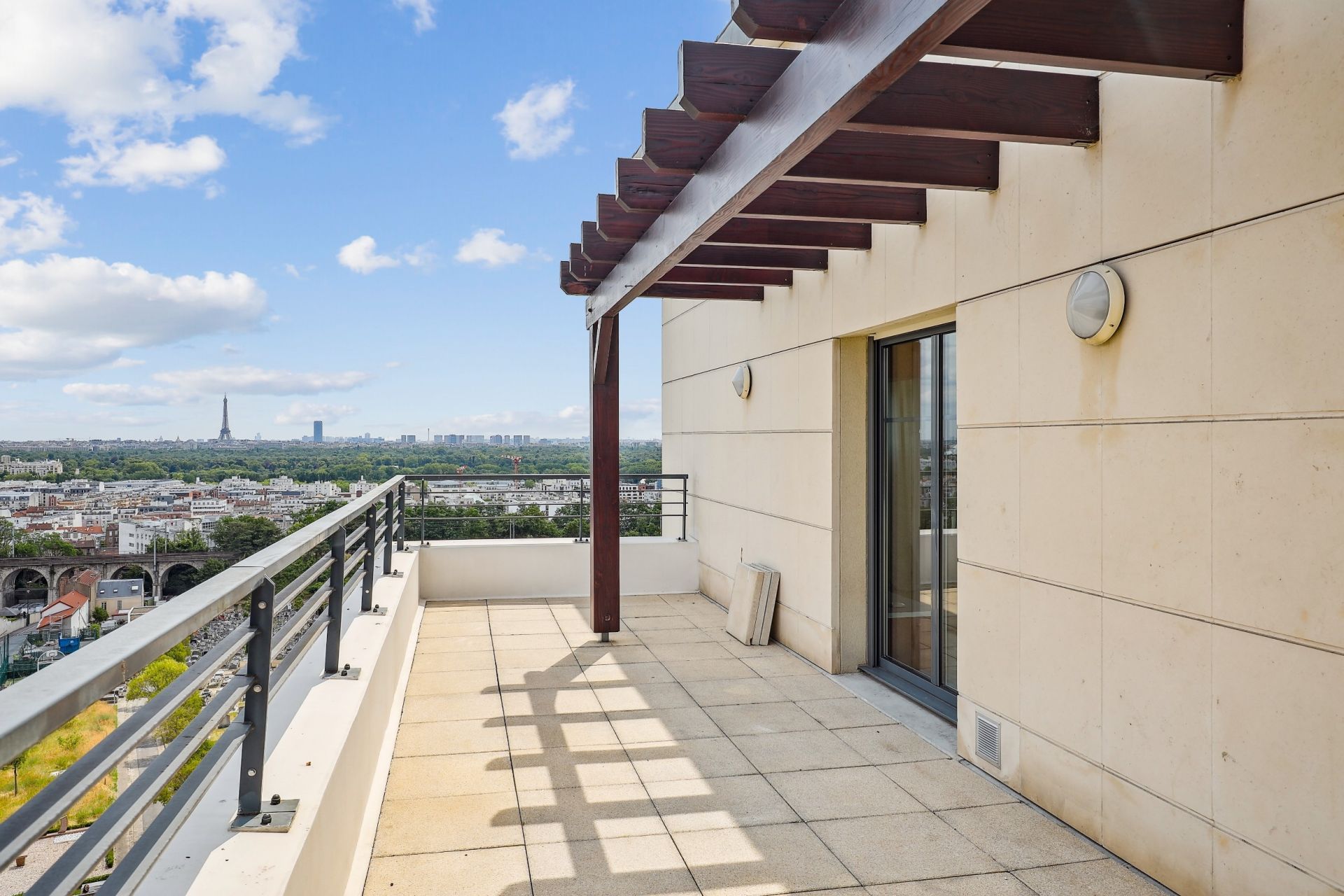 luxury apartment 6 Rooms for rent on SURESNES (92150)