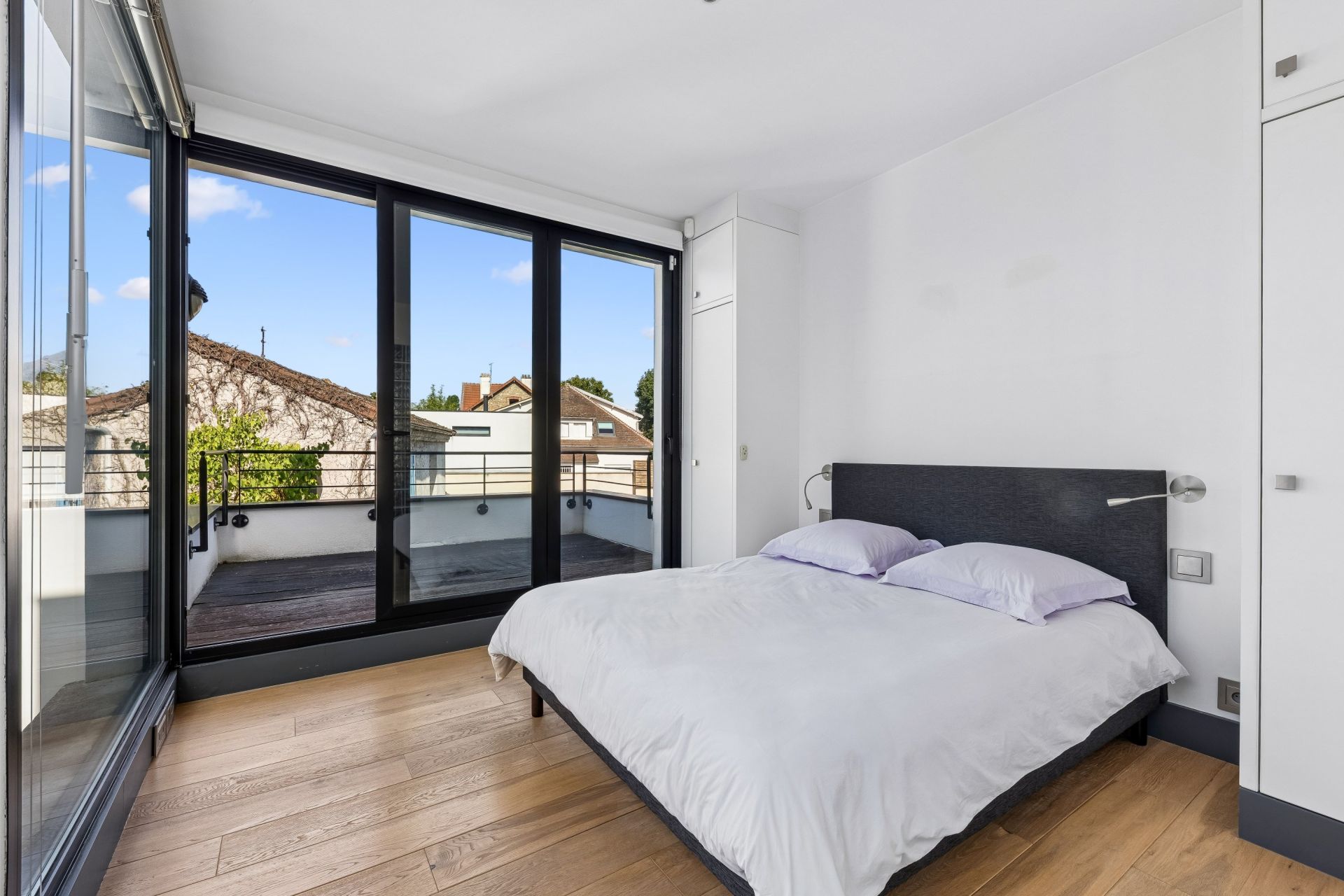 architect's house 8 Rooms for sale on ST CLOUD (92210)