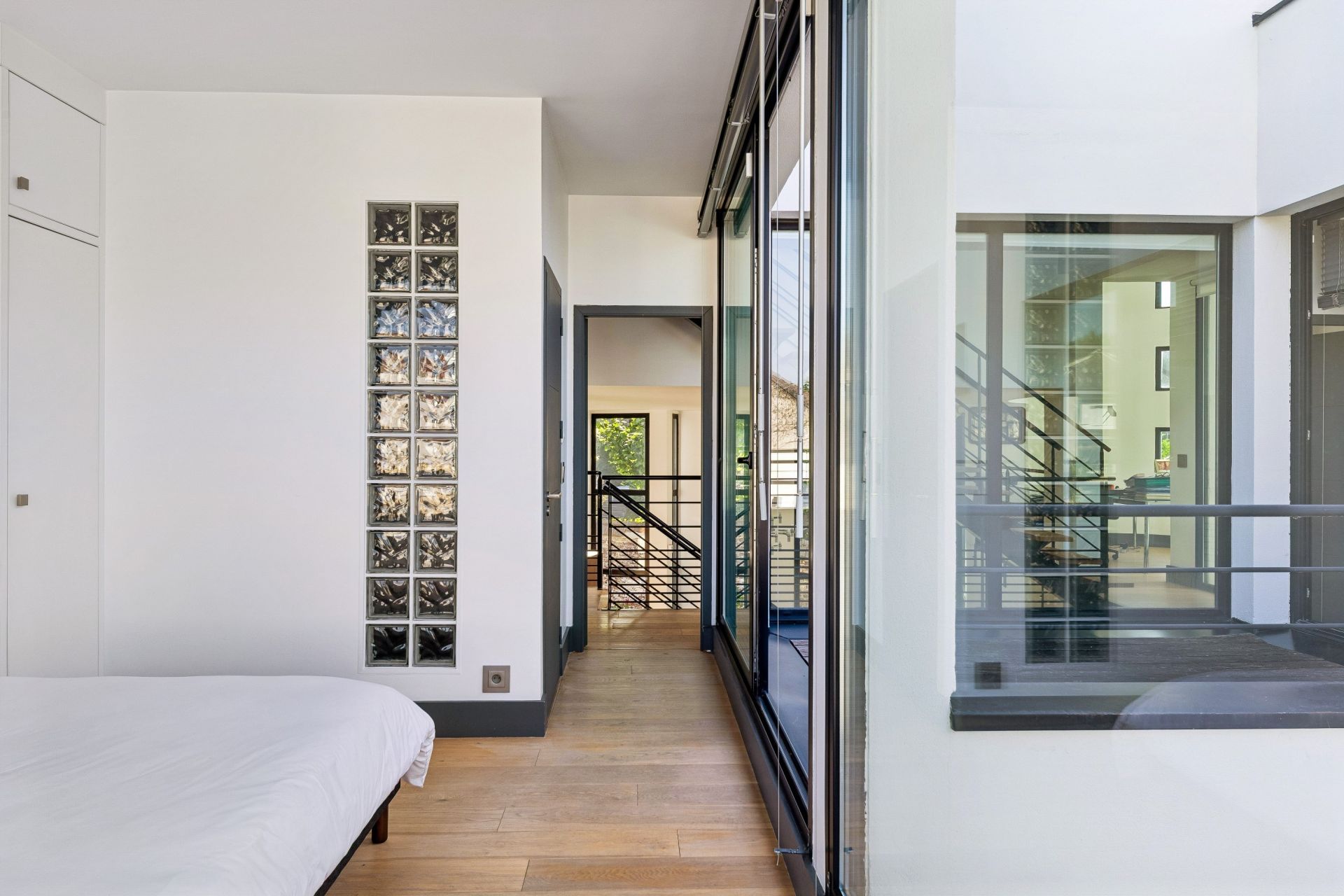 architect's house 8 Rooms for sale on ST CLOUD (92210)