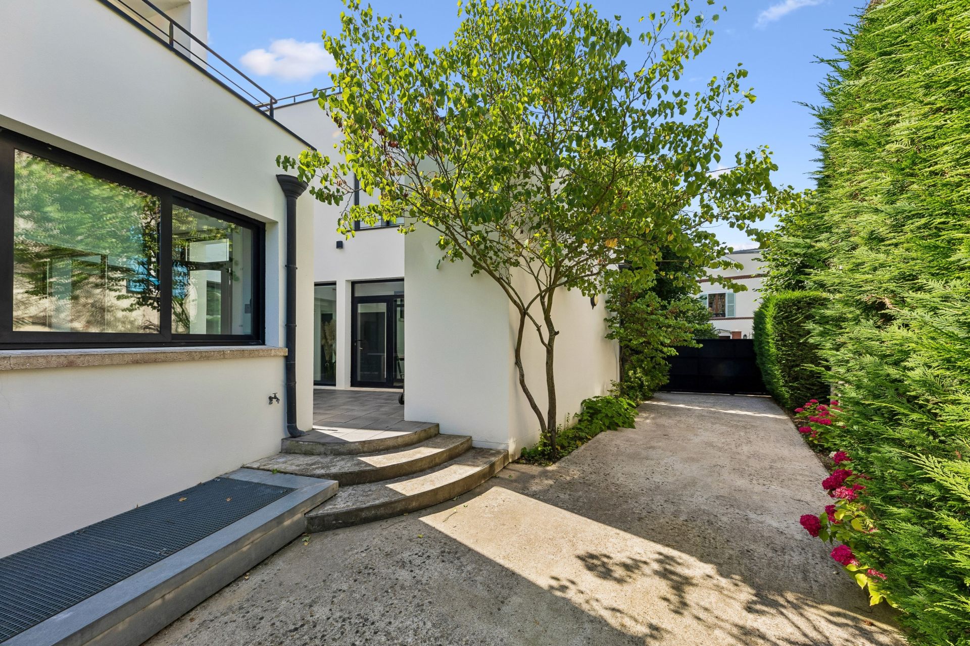 architect's house 8 Rooms for sale on ST CLOUD (92210)