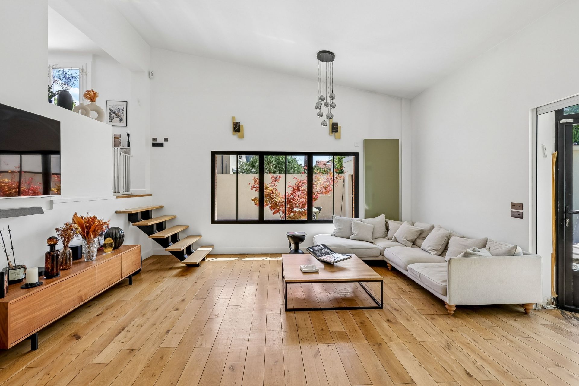 mansion 8 Rooms for sale on LE PERREUX SUR MARNE (94170)