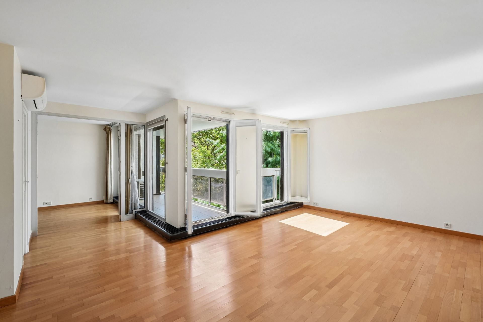 luxury apartment 3 Rooms for sale on PARIS (75116)