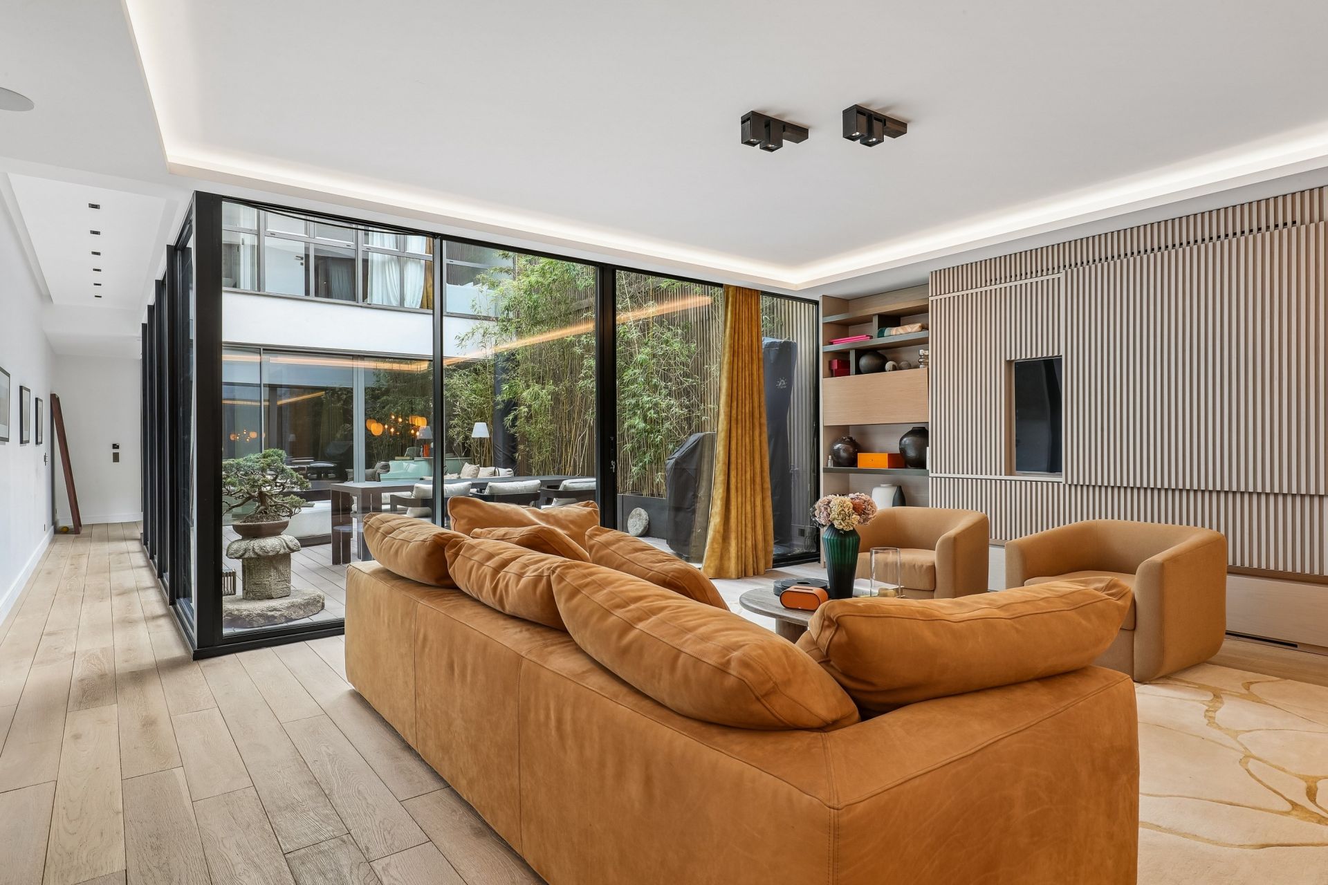 luxury apartment 6 Rooms for sale on PARIS (75002)