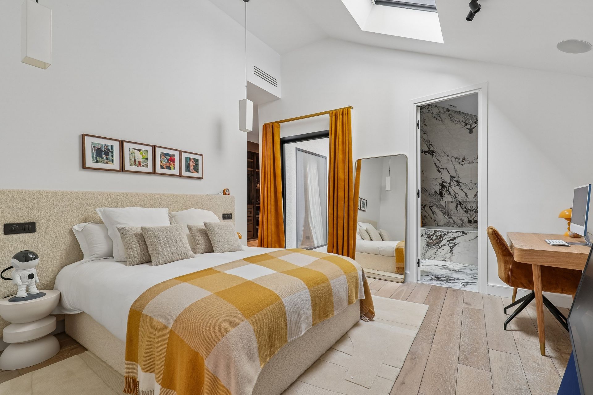 luxury apartment 6 Rooms for sale on PARIS (75002)