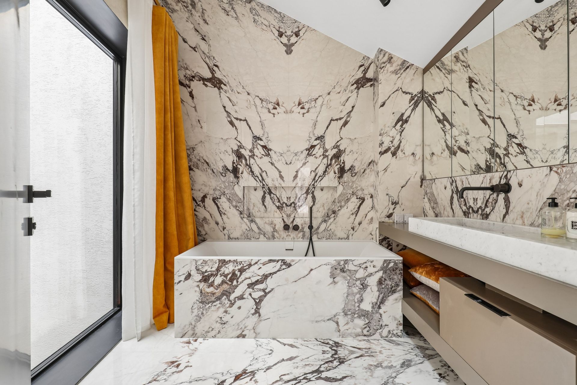 luxury apartment 6 Rooms for sale on PARIS (75002)