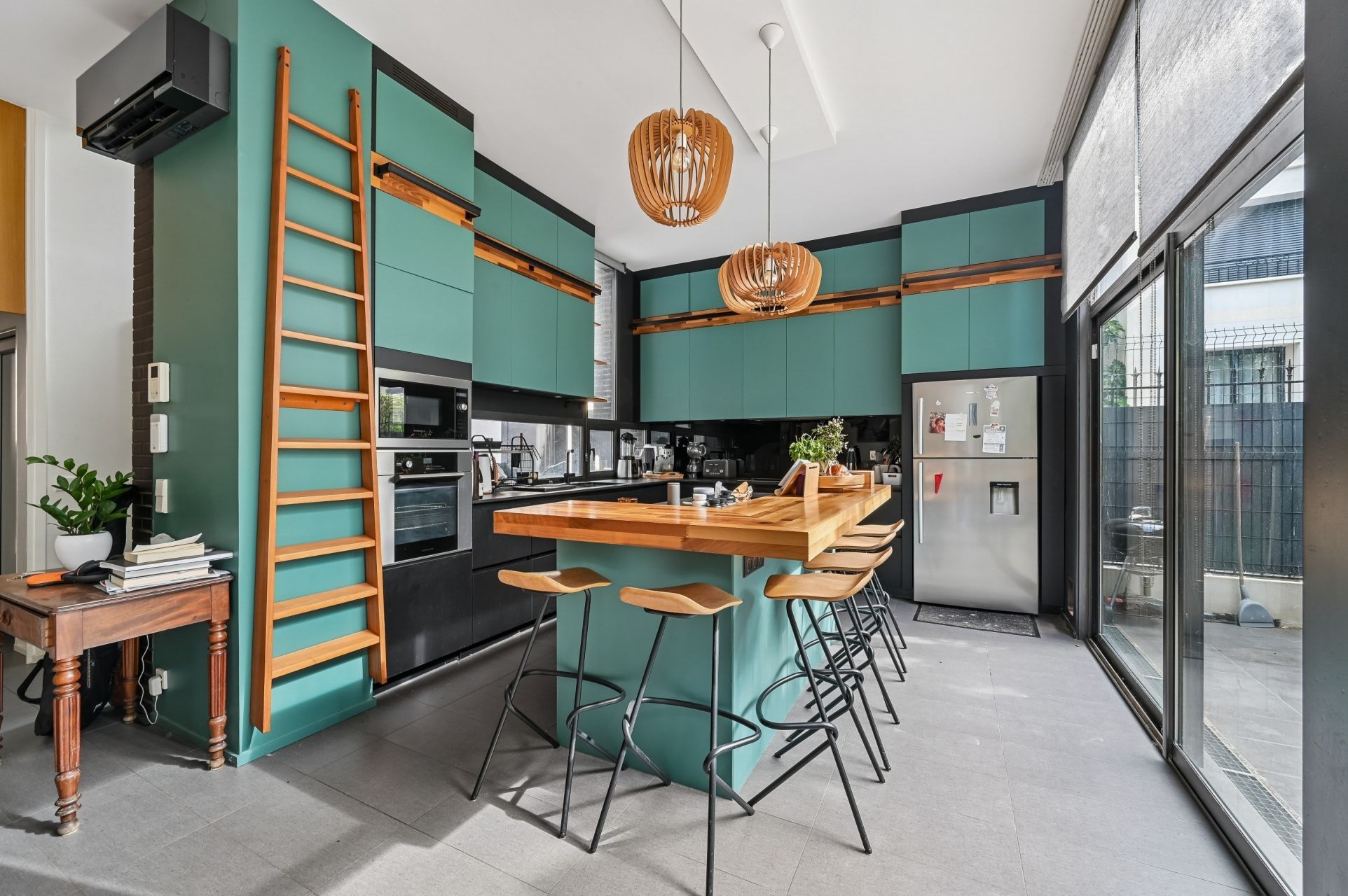 luxury house 8 Rooms for sale on MONTROUGE (92120)