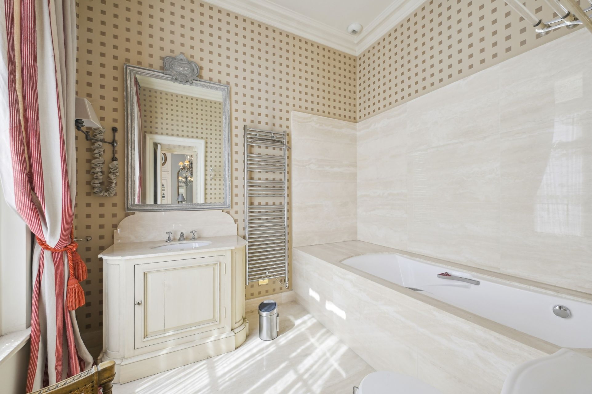 luxury apartment 7 Rooms for rent on PARIS (75007)